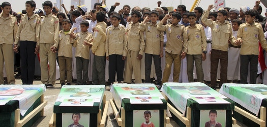 TOPSHOT - Des enfants yéménites se déchaînent contre Riyad et Washington le 13 août 2018 alors qu’ils participaient à un enterrement de masse dans la ville de Saada, au nord du Yémen, fief des rebelles Huthi soutenus par l’Iran. Coalition dirigée par l’Arabie saoudite la semaine dernière.  - Selon le Comité international de la Croix-Rouge, au moins 29 enfants ont été tués lors du raid aérien du 9 août sur un bus dans un marché bondé de Dahyan, dans la province de Saada.  (Photo par STRINGER / AFP) (Crédit photo devrait lire STRINGER / AFP / Getty Images)